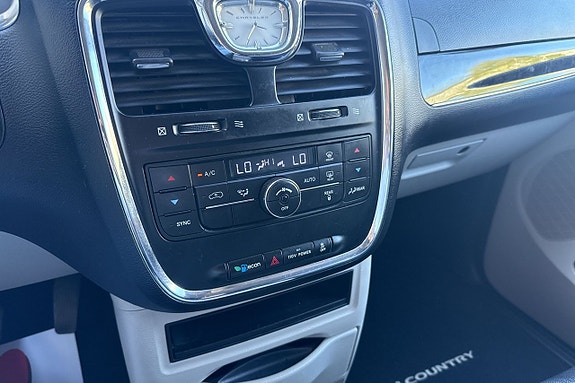 Chrysler Town & Country 14 of 16