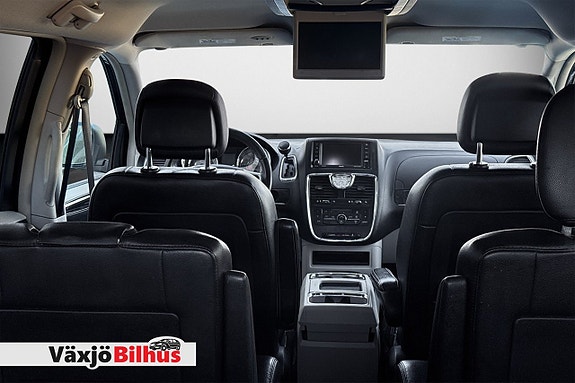 Chrysler Town & Country 8 of 16