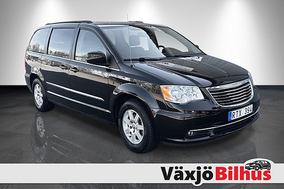 Chrysler Town & Country 4 of 16