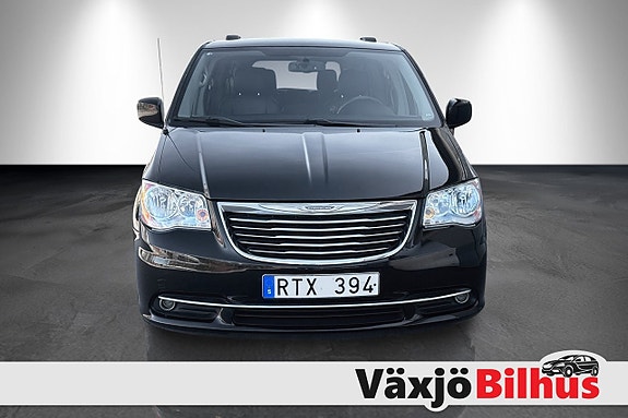 Chrysler Town & Country 5 of 16