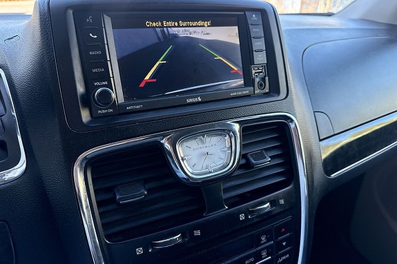 Chrysler Town & Country 13 of 16
