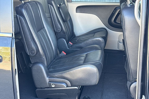 Chrysler Town & Country 11 of 16