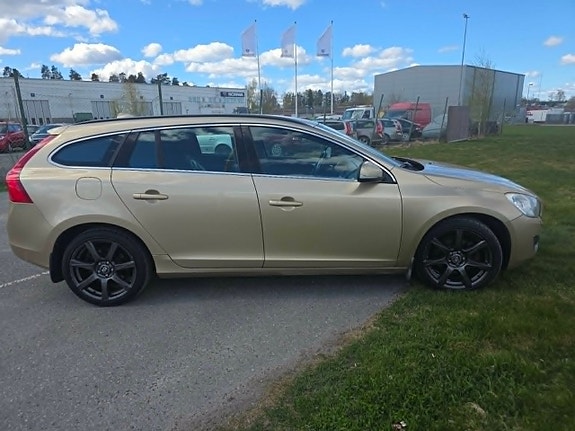 Volvo V60 2 of 5