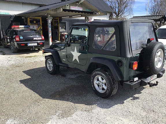 Jeep Wrangler 16 of 30