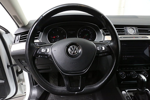 Volkswagen Passat 15 of 27