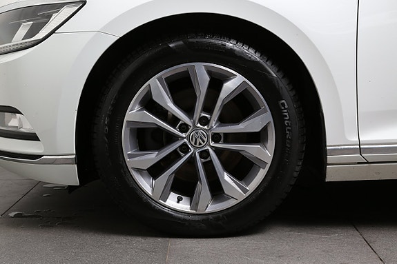 Volkswagen Passat 8 of 27
