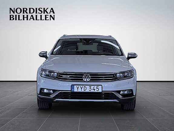 Volkswagen Passat Alltrack 2 of 5