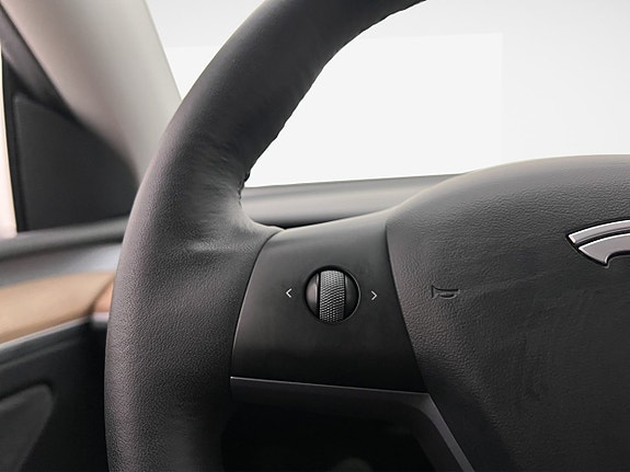 Tesla Model Y 14 of 30
