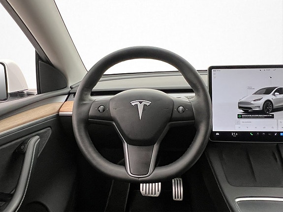 Tesla Model Y 13 of 30