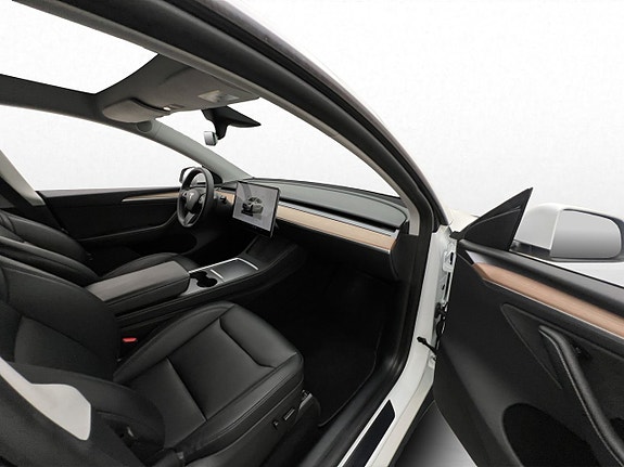 Tesla Model Y 28 of 30