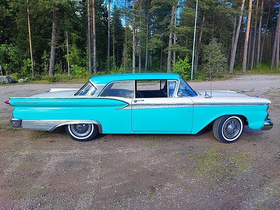 Ford Fairlane 3 of 5