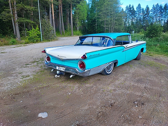 Ford Fairlane 4 of 5