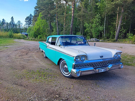 Ford Fairlane 2 of 5