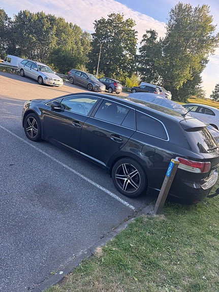 Toyota Avensis 2 of 13