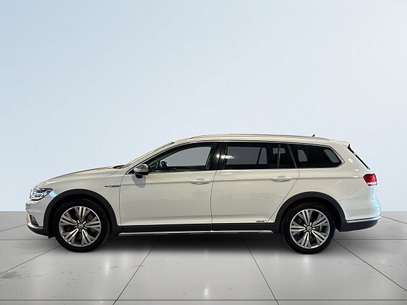 Volkswagen Passat Alltrack 3 of 5