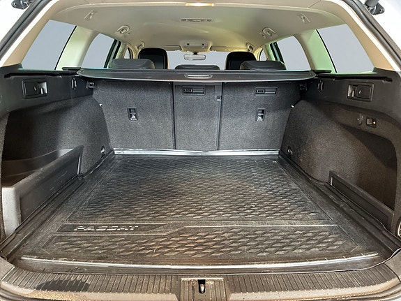 Volkswagen Passat Alltrack 12 of 21