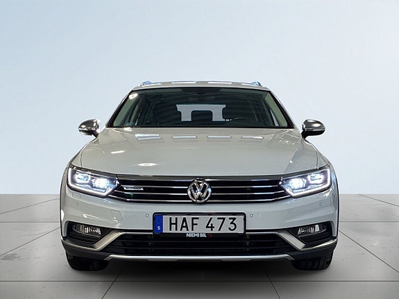 Volkswagen Passat Alltrack 2 of 5