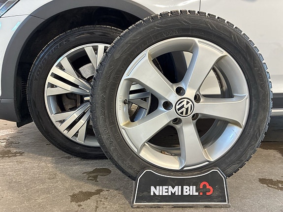 Volkswagen Passat Alltrack 18 of 21