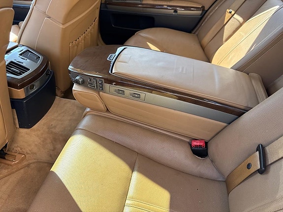 BMW 745i 27 of 28