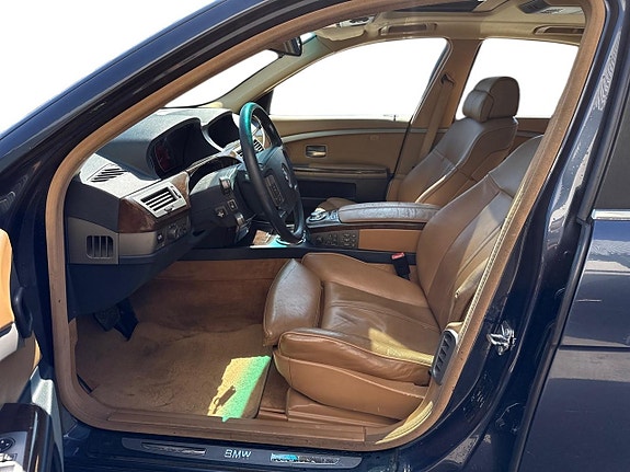 BMW 745i 10 of 28