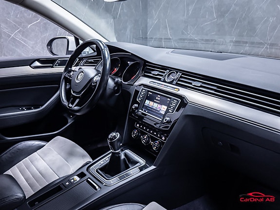 Volkswagen Passat 13 of 27
