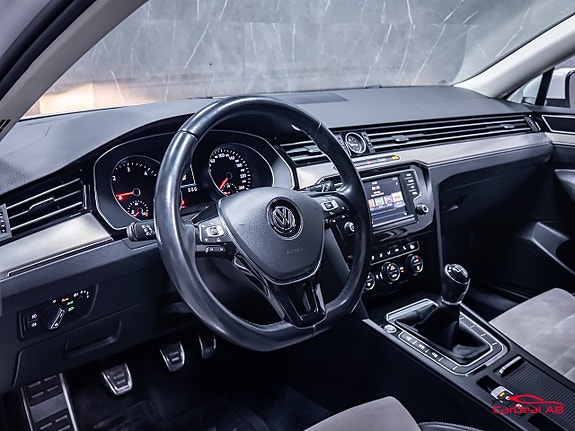 Volkswagen Passat 12 of 27