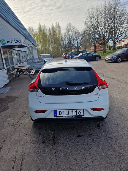 Volvo V40 2 of 5