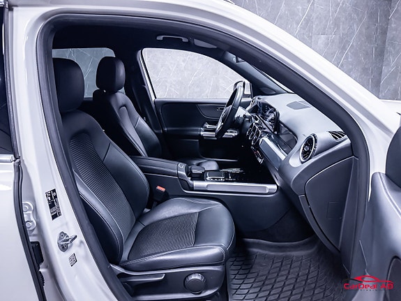 Mercedes-Benz GLB200 d 15 of 29