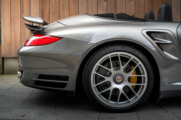 Porsche 911 17 of 30