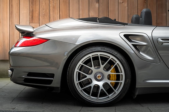 Porsche 911 16 of 30