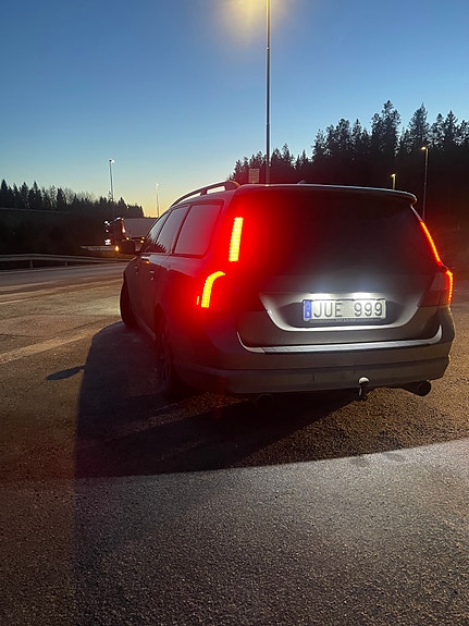 Volvo V70 2 of 5