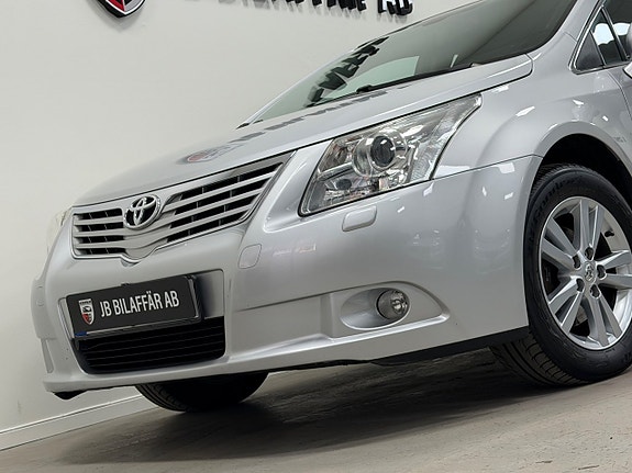 Toyota Avensis 2 of 5