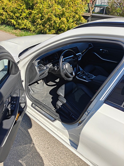 BMW 330e 5 of 8