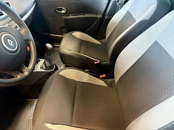 Renault Clio 9 of 13