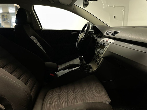 Volkswagen Passat 16 of 18