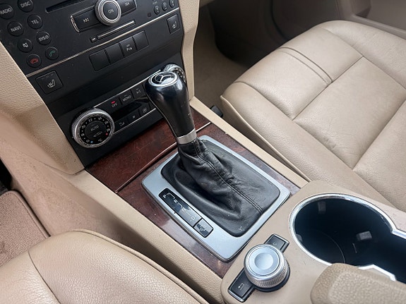 Mercedes-Benz GLK320 8 of 11