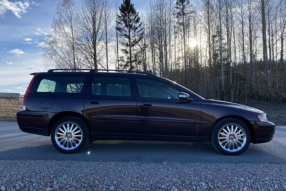Volvo V70 2 of 5