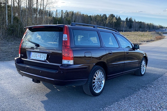 Volvo V70 3 of 5
