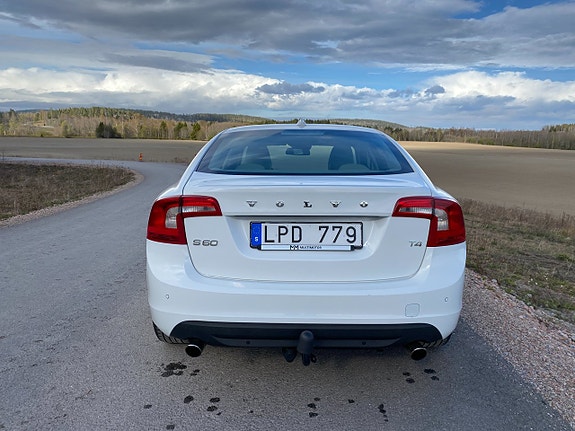 Volvo S60 4 of 5