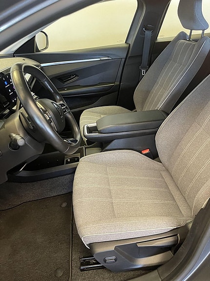 Renault Megane E-Tech 5 of 5