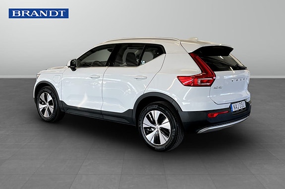 Volvo XC40 2 of 9