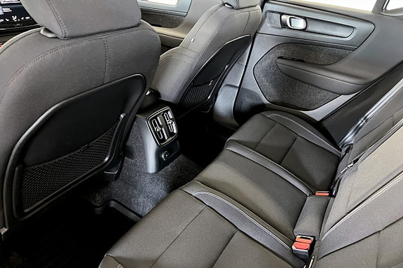Volvo XC40 8 of 9
