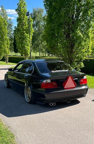 BMW 320i 3 of 5