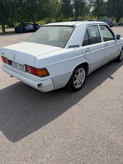 Mercedes-Benz 190 8 of 14