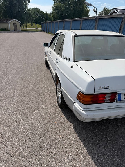 Mercedes-Benz 190 3 of 5