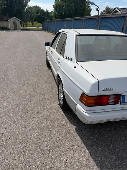 Mercedes-Benz 190 5 of 5