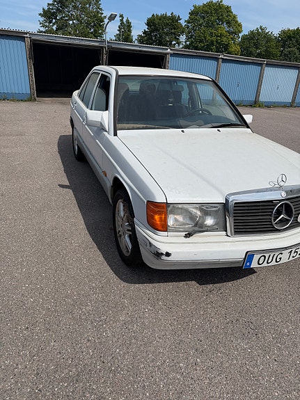 Mercedes-Benz 190 11 of 14
