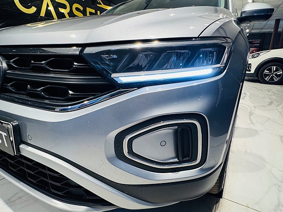 Volkswagen T-Roc 10 of 23