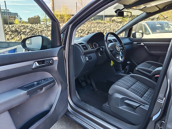 Volkswagen Touran Cross 13 of 25