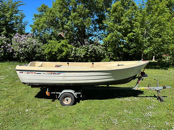 Terhi 6020 med 80-släp och sex hästars Suzuki fyrtakts motor 2 of 5